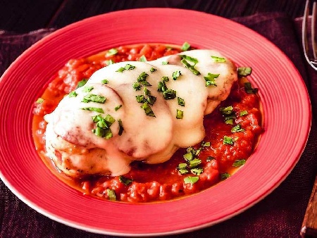 Пилешки гърди със салам пеперони, моцарела и доматен сос - снимка на рецептата